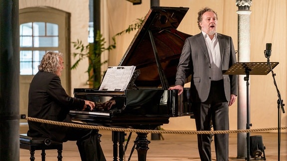 Bariton Christian Gerhaher und Pianist Gerold Huber beim Konzert der MDR-Musiksommer Sonderausgabe im Konzertstall auf dem Gutshof Seggerde.