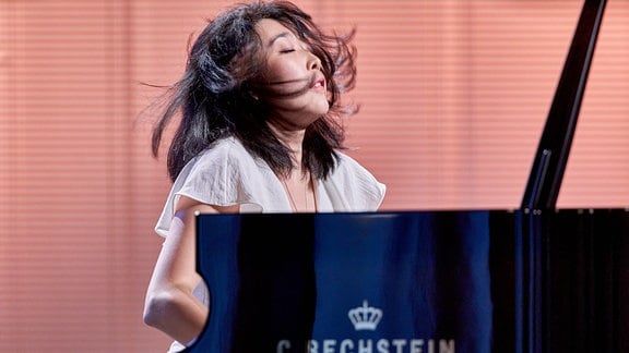 Pianistin Claire Huangci mit fliegenden Haaren am Flügel im Kleinen Saal der Stadthalle Görlitz