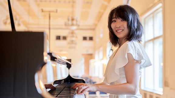 Pianistin Claire Huangci mit fliegenden Haaren am Flügel im Kleinen Saal der Stadthalle Görlitz