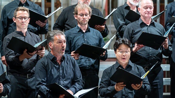 Männer des MDR-Rundfunkchores beim MDR-Musiksommer-Abschlusskonzert in der Schlosskirche von Wittenberg