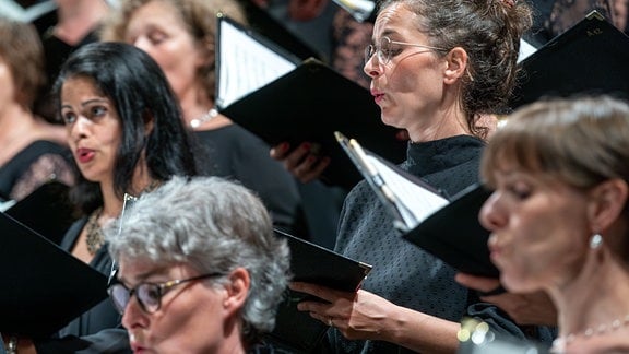 Frauen des MDR-Rundfunkchores beim MDR-Musiksommer-Abschlusskonzert in der Schlosskirche von Wittenberg
