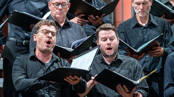 Männer des MDR-Rundfunkchores beim MDR-Musiksommer-Abschlusskonzert in der Schlosskirche von Wittenberg