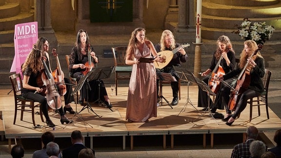 Das Gamben-Ensemble Sirius Viols und Sopranistin Hannah Medlam bei ihrem Konzert im Naumburger Dom beim MDR MUSIKSOMMER.