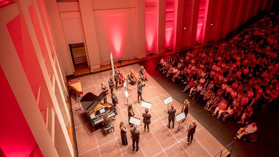 Violinist Nemanja Radulović und das Double Sens Orchestra auf der Bühne im Festspielhaus Hellerau
