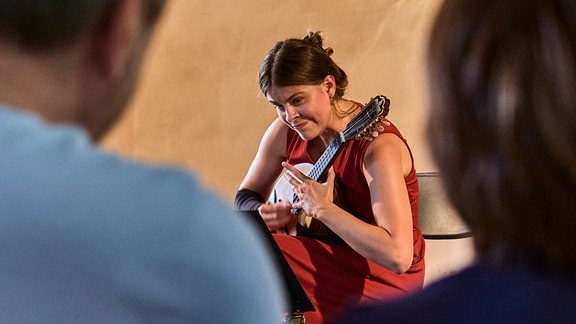 Mandolinistin Maja Schütze auf der Bühne des "Fest im Park" beim MDR-Musiksommer im Kloster Altzella in Nossen.