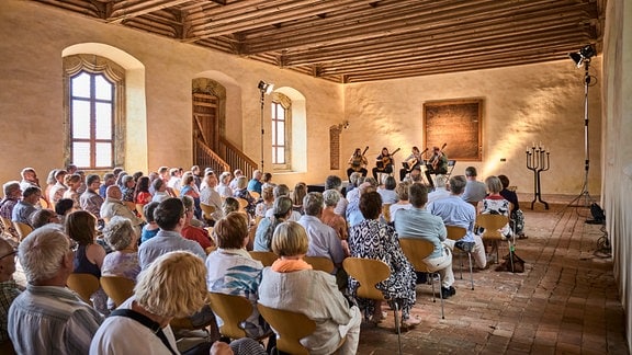 Weimarer Gitarrenquartett spielt beim "Fest im Park" beim MDR-Musiksommer im Kloster Altzella in Nossen.