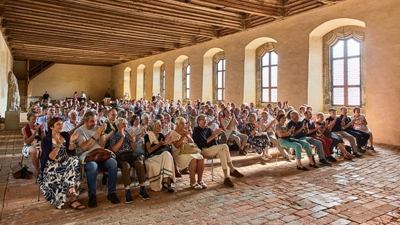 Publikum applaudiert beim "Fest im Park" beim MDR-Musiksommer im Kloster Altzella in Nossen.