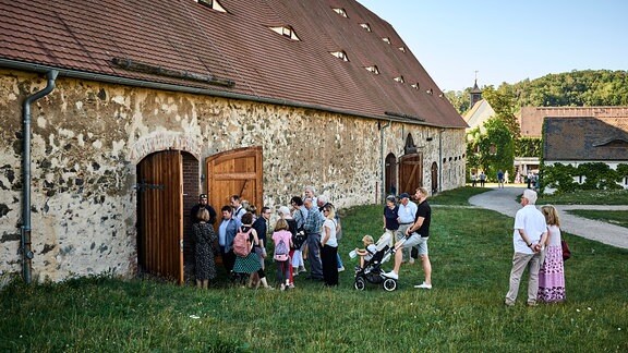 Publikum auf dem Weg in die Scheune beim "Fest im Park" beim MDR-Musiksommer im Kloster Altzella in Nossen.