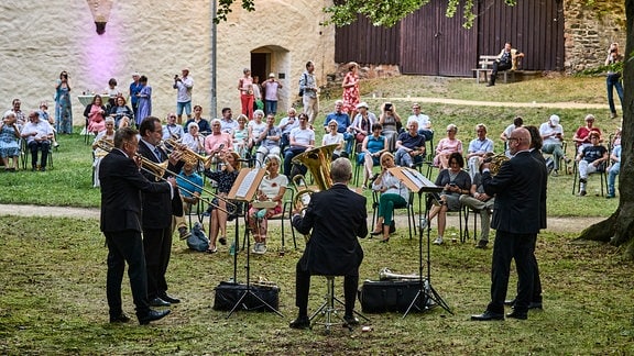 BlechBläserCollegium Leipzig spielt unter Bäumen beim "Fest im Park" beim MDR-Musiksommer im Kloster Altzella in Nossen.