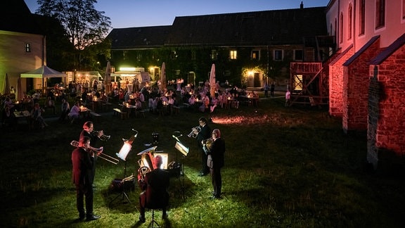 BlechBläserCollegium Leipzig spielt auf der Wiese im Abendlicht beim "Fest im Park" beim MDR-Musiksommer im Kloster Altzella in Nossen.