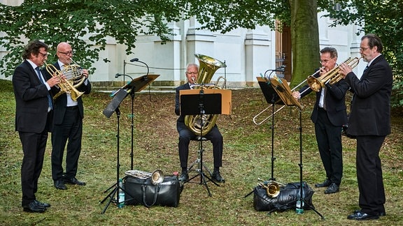 BlechBläserCollegium Leipzig spielt unter Bäumen beim "Fest im Park" beim MDR-Musiksommer im Kloster Altzella in Nossen.