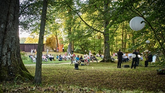 BlechBläserCollegium Leipzig spielt unter Bäumen beim "Fest im Park" beim MDR-Musiksommer im Kloster Altzella in Nossen.