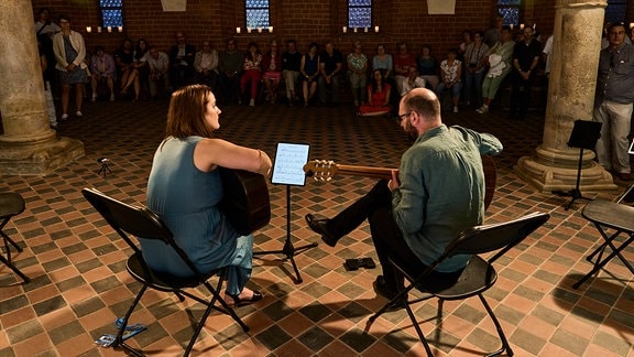 Mitglieder des Weimarer Gitarrenquartetts spielen beim "Fest im Park" beim MDR-Musiksommer im Kloster Altzella in Nossen.