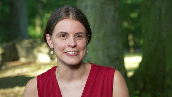 Mandolinistin Maja Schütze steht im Gelände des Klosters Altzella in Nossen.