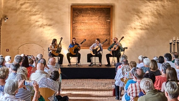 Weimarer Gitarrenquartett spielt beim "Fest im Park" beim MDR-Musiksommer im Kloster Altzella in Nossen.