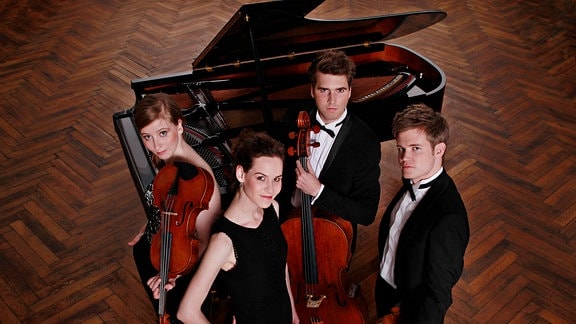 Zwei Musiker und zwei Musikerinnen des Notos Quartett mit ihren Instrumenten
