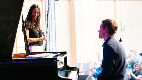 Rigmor Gustafsson blickt beim Konzert zum ihrem Pianisten Jonas Östholm. 