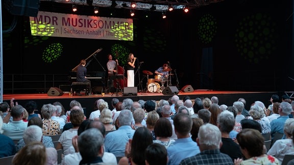 Rigmor Gustafsson gibt mit ihrer Band beim MDR-Musiksommer ein Konzert in der Sektkellerei Freyburg. 