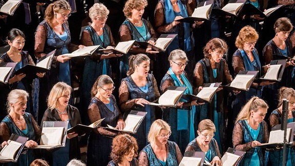 Blick in die Reihen der Damen des MDR-Rundfunkchors beim Konzert.
