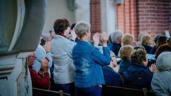 Das Publikum applaudiert nach dem MDR-Musiksommer-Konzert in der Marienkirche in Salzwedel. 