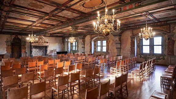 Riesensaal mit verzierter Decke und Kronleuchtern im Schloss Wilhelmsburg in Schmalkalden