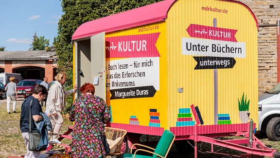 Bücherwagen von Dr. Katrin Schumacher mit Konzertbesuchern vor dem Konzertstall in Seggerde