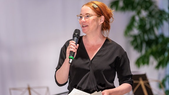 Moderierende Literaturwissenschaftlerin und „Unter Büchern“-Moderatorin Dr. Katrin Schumacher beim Konzert im Konzertstall in Seggerde