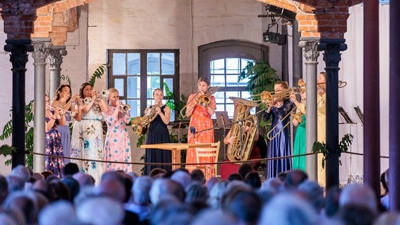 Musizierende Blechbläserinnen Tine Thing Helseth & tenThing mit Publikum beim Konzert im Konzertstall in Seggerde