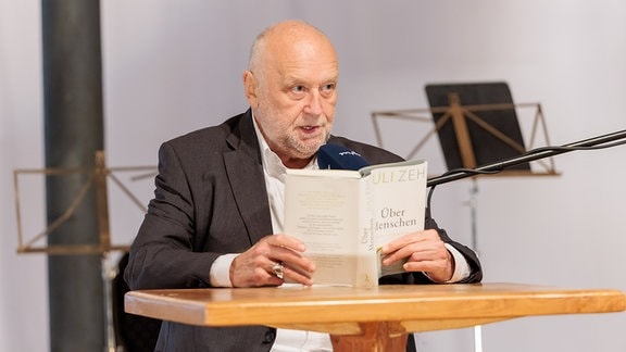 Lesender Schauspieler Thomas Thieme beim Konzert im Konzertstall in Seggerde