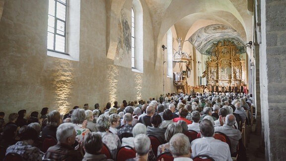 Blick über das Publikum zum Altarraum der Klosterkirche Ilsenburg, wo das Vokalensemble Sjaella im Rahmen des MDR-Musiksommer 2017 singt.