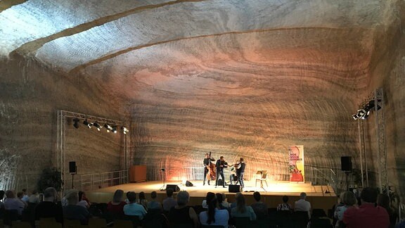 Das Quartett Uwaga! (2 Geigen, Kontrabass, Akkordeon) gibt bei der MDR-Musiksommer Sonderausgabe ein Konzert im Erlebnisbergwerk Sondershausen.