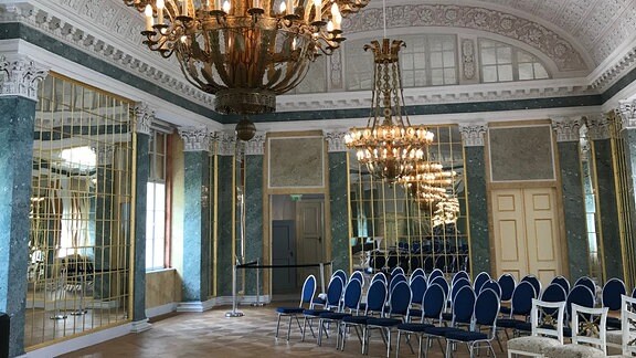 Blick in den bestuhlten Spiegelsaal von Schloss Köthen