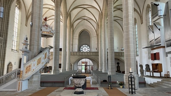 Innenansicht mit Altar und hellen Säulen der Stadtkirche St. Marien Torgau