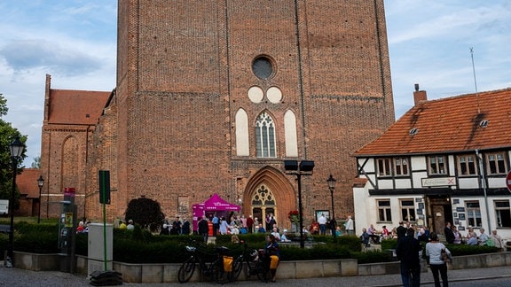 Die Stephanskirche in Tangermünde vor dem Konzertbeginn im MDR-Musiksommer.