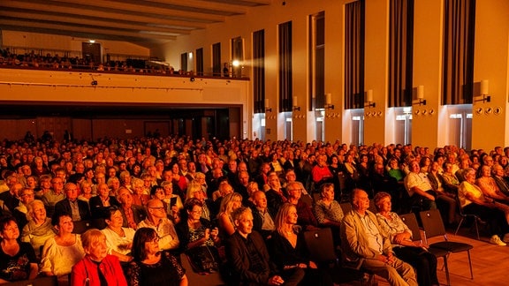 Publikum in der Festhalle Ilmenau beim Konzert von Sänger und Entertainer Tom Gaebel 