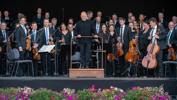MDR-Sinfonieorchester mit Chefdirigent Dennis Russell Davies auf der Bühne beim MDR-Musiksommer-Abschlusskonzert in Torgau