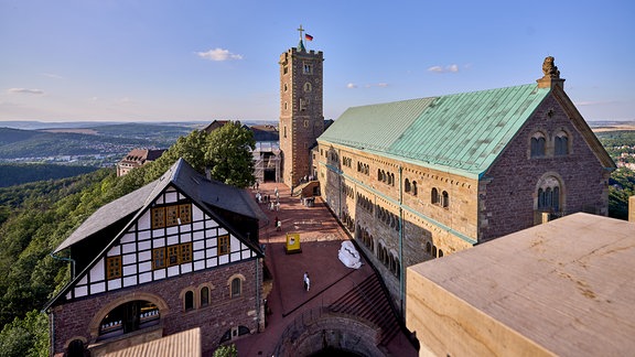 Blick vom Südturm der Wartburg in Eisenach auf Palas und Burghof mit Vorratshaus