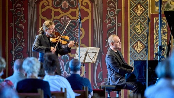 Violonist Christian Tetzlaff und Pianist Lars Vogt spielen gemeinsam beim MDR-Musiksommer-Konzert im Festsaal der Wartburg. Mit Mikrofonen wird das Konzert für die Radioübertragung aufgenommen.