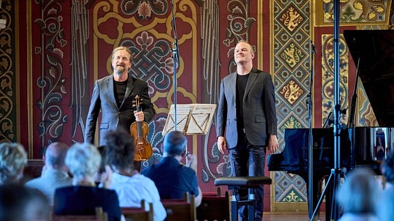 Violonist Christian Tetzlaff und Pianist Lars Vogt verbeugen sich nach ihrem Konzert beim MDR-Musiksommer im Festsaal der Wartburg vor ihrem Publikum. 