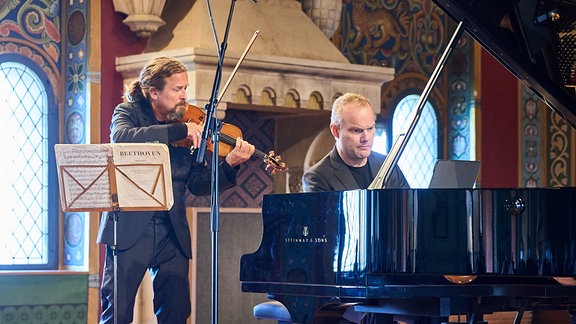 Violonist Christian Tetzlaff und Pianist Lars Vogt spielen Duett beim MDR-Musiksommer-Konzert im Festsaal der Wartburg. Mit Mikrofonen wird das Konzert für die Radioübertragung aufgenommen. 