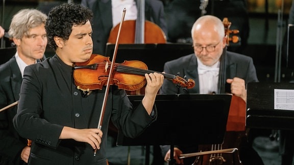Violinsolist Mohamed Hiber mit dem MDR-Sinfonieorchester beim Konzert in Wernigerode