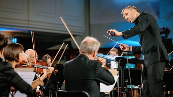 Michael Balke dirigiert MDR-Sinfonieorchester beim Konzert in Wernigerode