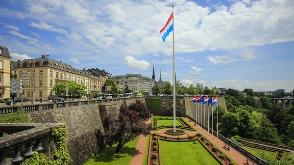 Luxemburger Nationalflagge im Park am Place de la Constitution, Luxemburg Stadt