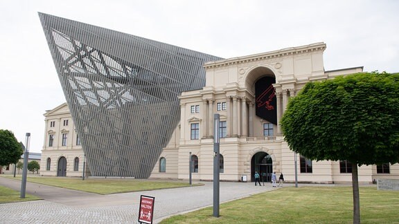 Blick auf das Militärhistorische Museum in Dresden: ein klassizistisches Gebäude, bei dem eine Spitze aus Stahl angebaut wurde.