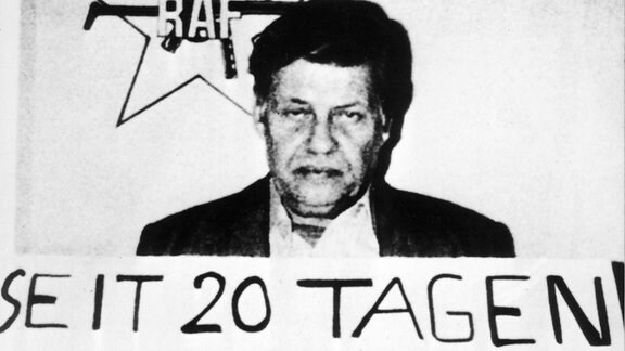 Das Archivbild zeigt einen Bildausschnitt von der Titelseite der französischen Zeitung 'Liberation' vom 28. September 1977, der den entführten Arbeitgeberpräsidenten Hanns-Martin Schleyer unter dem Logo der RAF (Rote Armee Fraktion).