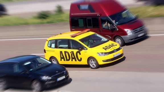 Pannenhilfe Fahrzeug des ADAC bei der Fahrt zu einem Einsatz auf der Autobahn
