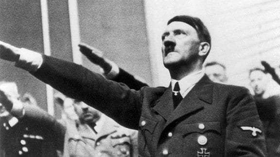 Adolf Hitler mit Hitlergruß im Reichstag