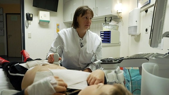 Ärztin bei einer Ultraschalluntersuchung eines Kindes