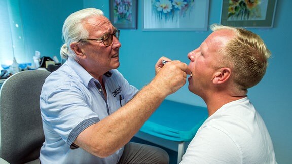 Der 74 Jahre alte Landarzt Lothar Kruse untersucht in seiner Praxis seine Patienten Sebastian Block.