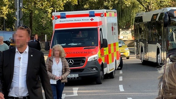 Ein Krankenwagen steht am Rande einer Wahlkampfveranstaltung in Ingolstadt